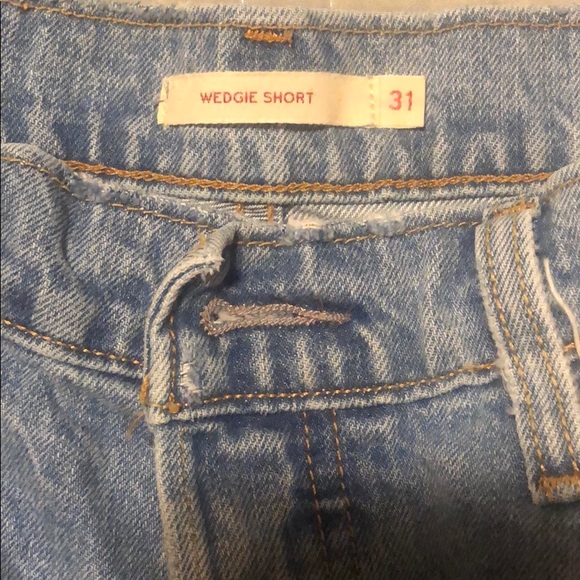 Wedgie distressed Levi shorts - Picture 3 of 4